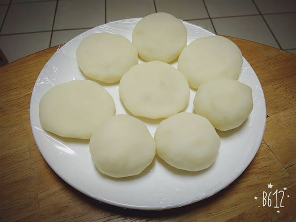 包好會像照片下方那樣比較圓，稍微壓扁一點像照片上方那樣