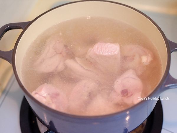 湯鍋加入800~1000ml的水，中大火煮滾後下薑片和雞腿，再次煮滾時轉最小火蓋上鍋蓋燉煮10分鐘