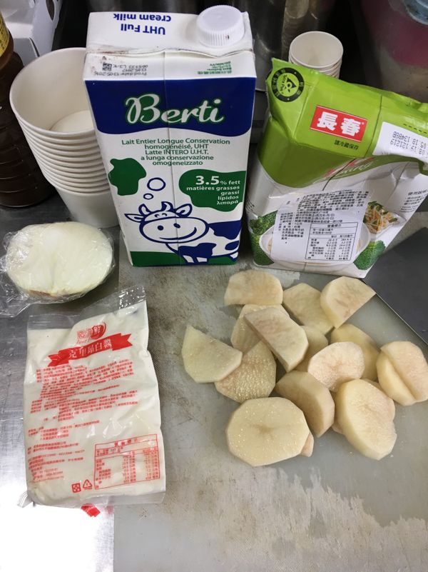 備好食材，將白鈴薯切片，洋蔥切片。