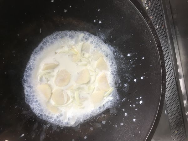 放進馬鈴薯，之後把牛奶倒進去，和鮮奶油，還有白醬。之後給它燉10-15分鐘，等馬鈴薯軟，中間牛奶會收汁可以在加水。等到馬鈴薯軟後，讓他收汁收的差不多就可以起鍋。