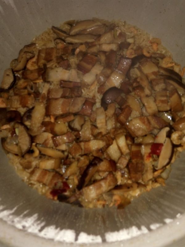 已煮好上面滷肉，下面油飯。