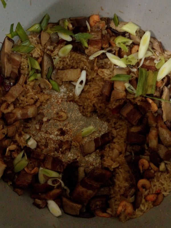 也可在跳起後馬上加入大蒜切片。要吃時一邊大蒜，一邊滷肉油飯拌勻。