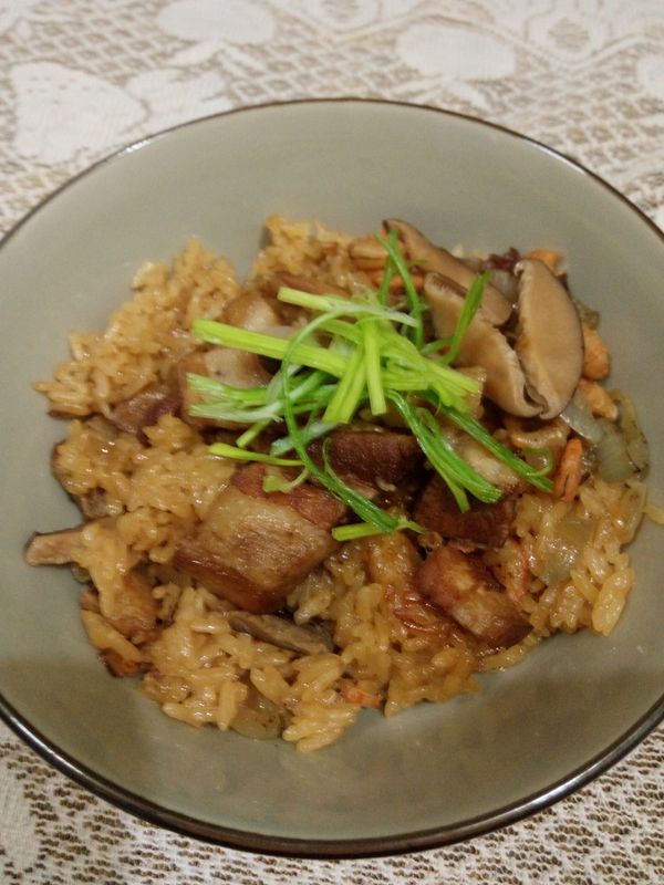 "滷肉油飯"即完成，自己做滷肉香，配香菇糯米油飯好吃。