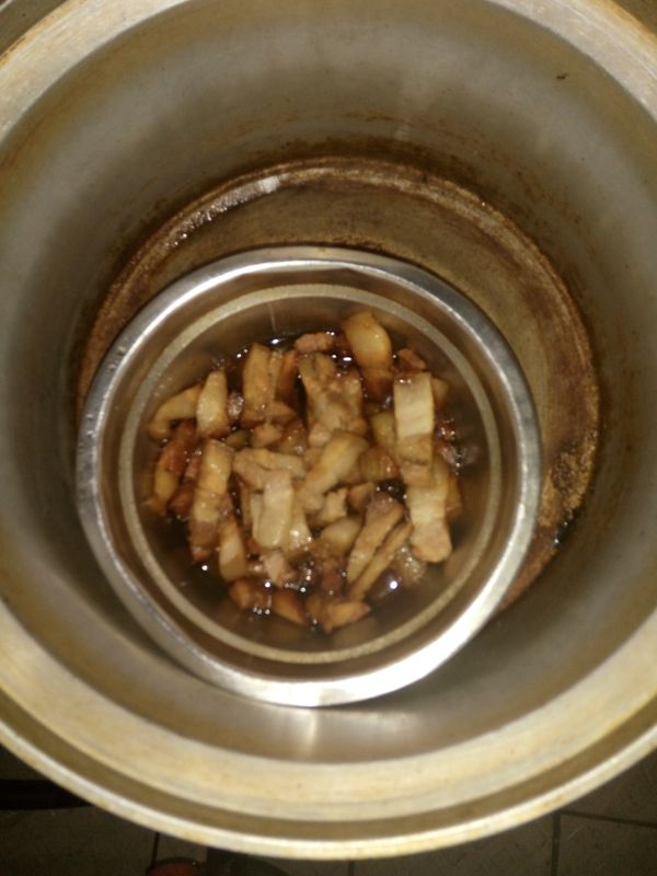 先把五花肉(3肥7瘦)肉煮熟後，入油鍋燒微炸一下，切片加入所有食材，其中有松露醬油。把它放入電鍋內，外加1米杯半水，蒸10分鐘。跳起即取出。把醬油湯放入步驟3。