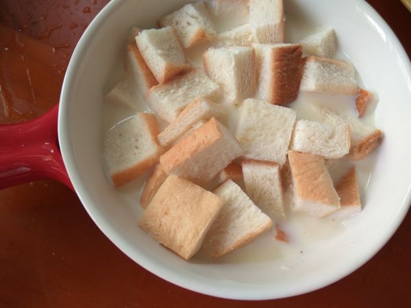 土司邊切丁，放入烘烤碗內，讓土司邊吸飽牛奶蛋液。