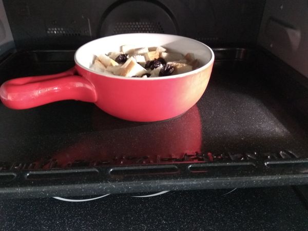 烤箱預熱200度C，將烘烤碗送入烤箱內以200度C烤20分鐘。