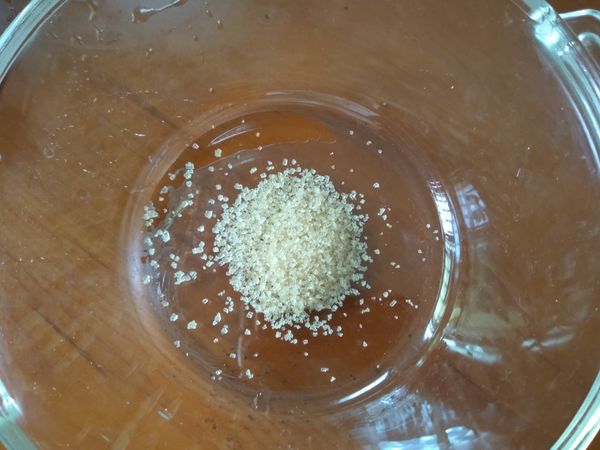 調理碗內放入砂糖。