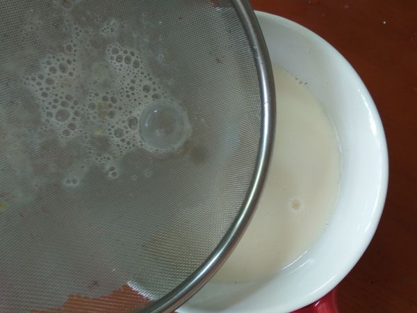 拌勻後使用漏網過濾掉未拌勻的雜質，將牛奶蛋液放入烘烤碗內。