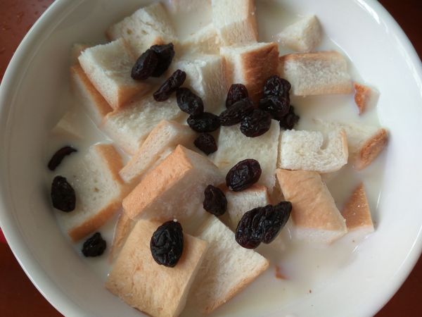 灑上少許的葡萄乾。