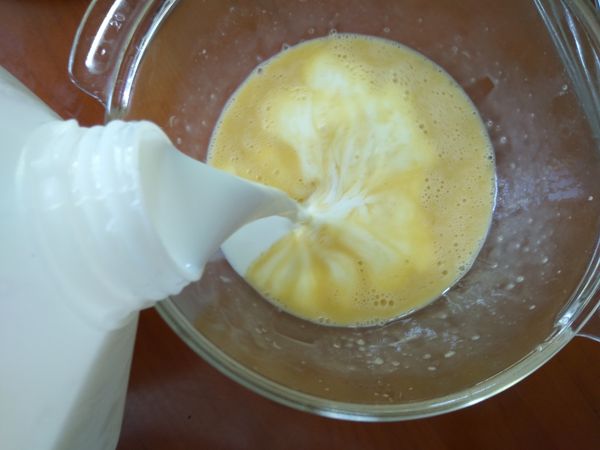 先將雞蛋和砂糖拌勻，再加入牛奶。