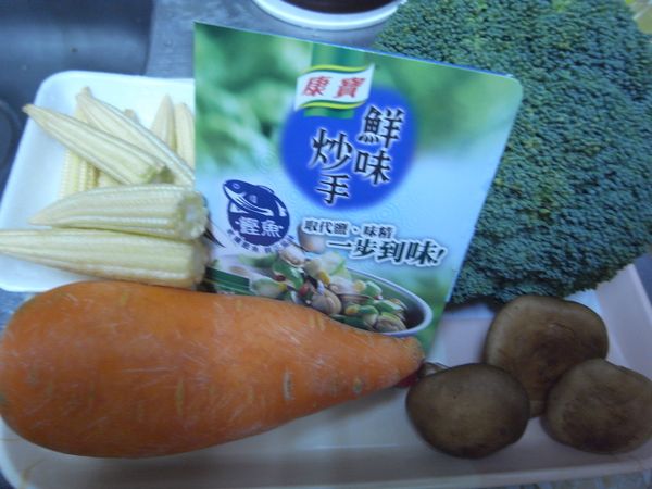 準備好材料/ 青菜多一點/ 
食材: 麵線 , 花椰菜, 紅蘿蔔 , 玉米筍~
康寶鮮味炒手鰹魚風味
( 只用康寶鰹魚鮮味炒手調味)