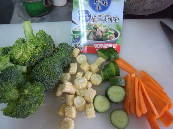 將所有食材清洗後, 切一切 ~