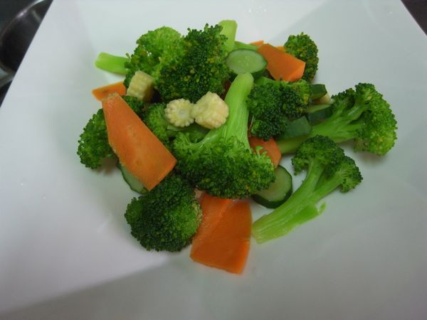 食材先川燙, 再炒一炒, 拌一下~這道菜我只用康寶鰹魚鮮味炒手調味~ 很清爽喔~