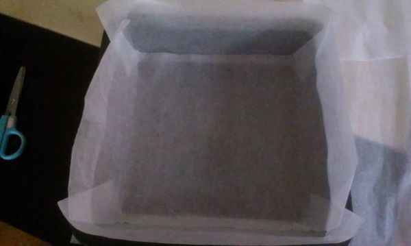 1.21x21x4的烤模.先將蛋糕模鋪上烤盤紙(要剪成模具大小)