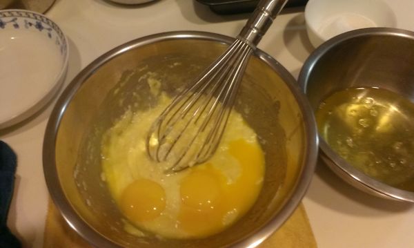 將蛋黃糊部分的油.鮮奶加熱至手指摸有點熱就好(大
約50度)然後加入過篩好的低筋麵粉.起士粉.鹽拌勻後再
加入蛋黃後拌勻備用