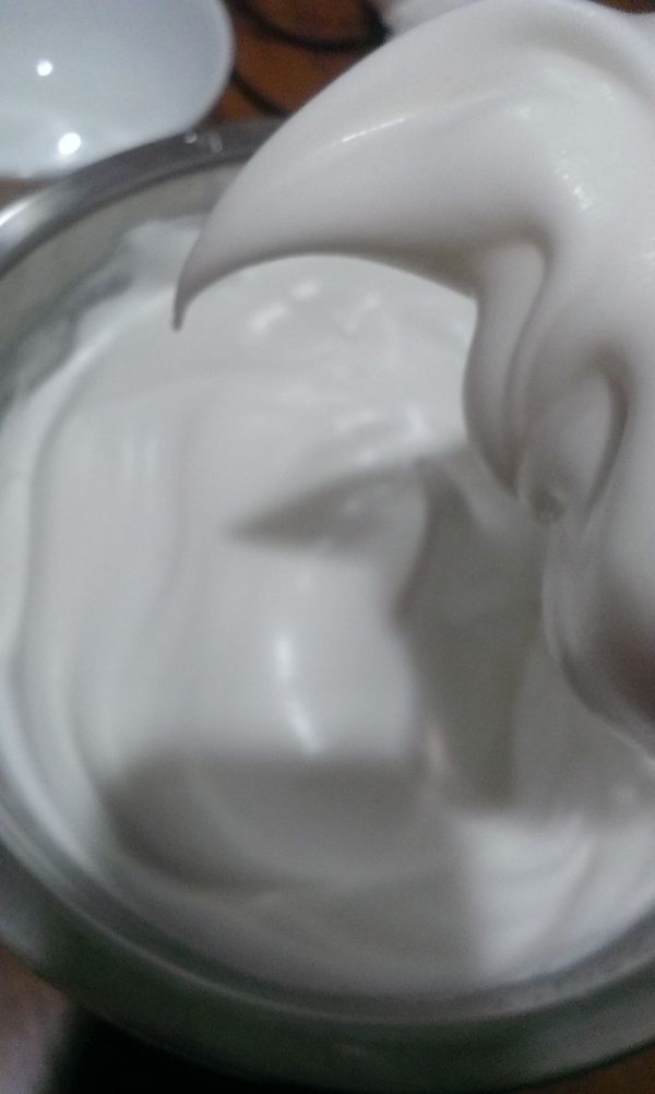 接著打蛋白.可以先把糖.塔塔粉秤再一起.然後蛋白
先以低速打至發泡在加糖分3次加入把蛋白打至硬性
發泡