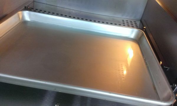 烤盤底下再放一個大一點的烤盤放入冷水至要烤的蛋糕烤盤約一公分左右的水.以.上140.下140約烤30分鐘.上160下150烤20分鐘左右至上色.