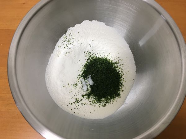 在攪拌盆中放入低筋麵粉、海苔薄片和鹽，攪拌均勻。