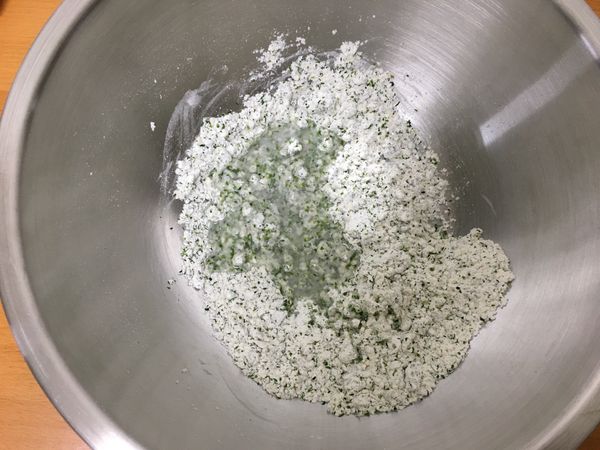 混拌麵團均勻後，加入水。