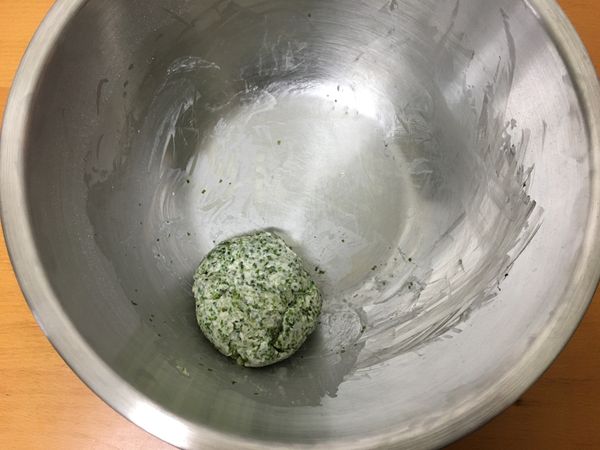 由外往內翻摺，壓成光滑麵團。