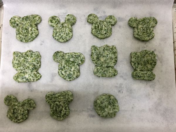 放在烤焙紙上，用擀麵棍擀好切模。