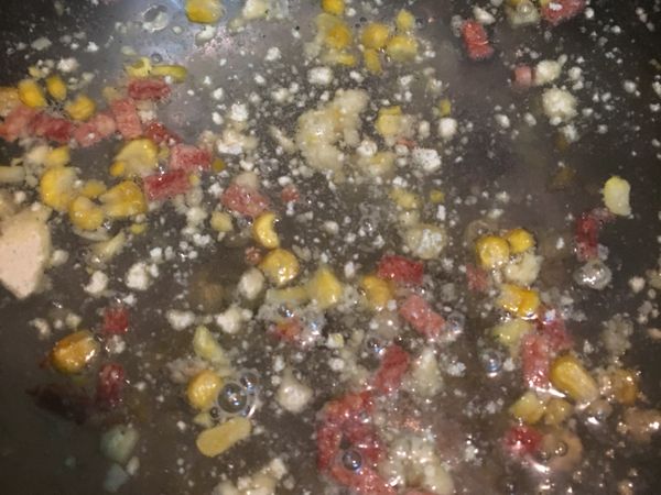 將康寶濃湯包加入冷水中煮開較易攪拌均勻。