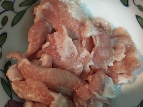 水滾後加入松阪豬肉片。