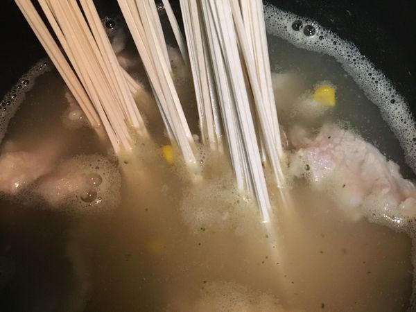 加入所有配菜(玉米粒、木耳之類的可以隨心所欲跟換)及牛奶，最後下麵煮熟。