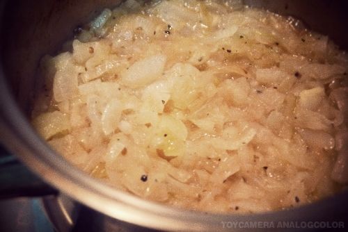 以中火將炒鍋加熱並放入奶油使其完全融化後加入洋蔥撒上鹽巴翻炒至軟化。蓋上鍋蓋等洋蔥開始出水後掀蓋轉小火攪拌並撒入黑胡椒粉。（洋蔥出水期間每隔一段時間去攪拌一下防止燒焦產生苦味）