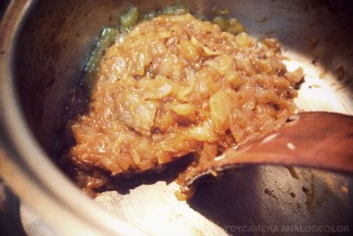 以小火持續炒至洋蔥焦糖化成琥珀色