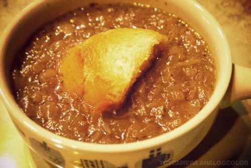 將洋蔥湯盛於適合烤箱之器皿中，放入法國麵包