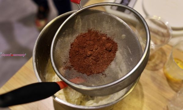 然後將巧克力粉、低筋麵粉過篩加入～
加入時可以慢慢一點一點的加入，建議新手不要一次全加
慢慢攪拌才會比較均勻喔！