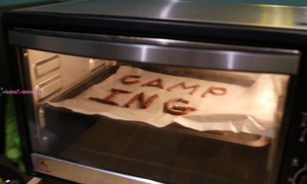 將溶解的巧克力牛奶倒入麵糊中，持續攪拌到均勻即可，不需要太久
將溶解的巧克力牛奶倒入麵糊中，持續攪拌到均勻即可，不需要太久將巧克力麵糊裝進擠花袋中，就可以隨意擠出你想要的餅乾形狀啦！
也可以再用苦甜巧克力來點綴，出爐時撒上微量糖粉餅乾就會很漂亮囉