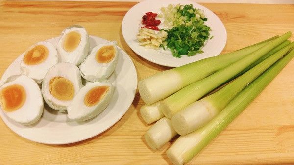 備齊食材
鹹鴨蛋先對切 青蔥及香菜切末 蒜頭及辣椒切片
