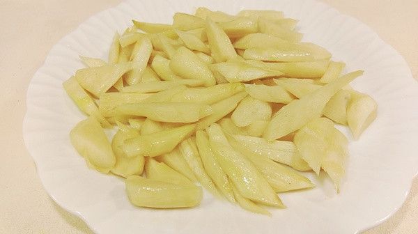 待水份收乾筊白筍煮熟盛盤備用