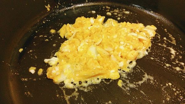 再取炒鍋放入油及蒜片爆香後先放入鹹鴨蛋的蛋黃炒至冒泡泡