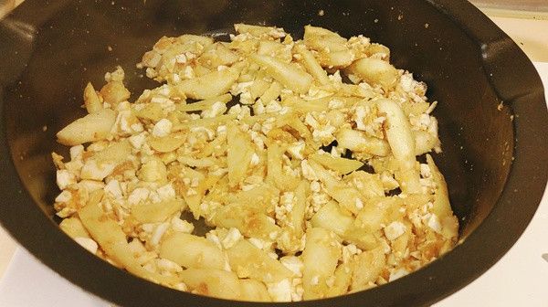 先放入筊白筍拌勻後再放入切丁塊狀的鹹鴨蛋蛋白炒勻