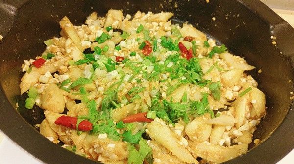 起鍋前加入青蔥 香菜 辣椒 拌勻 即可關火