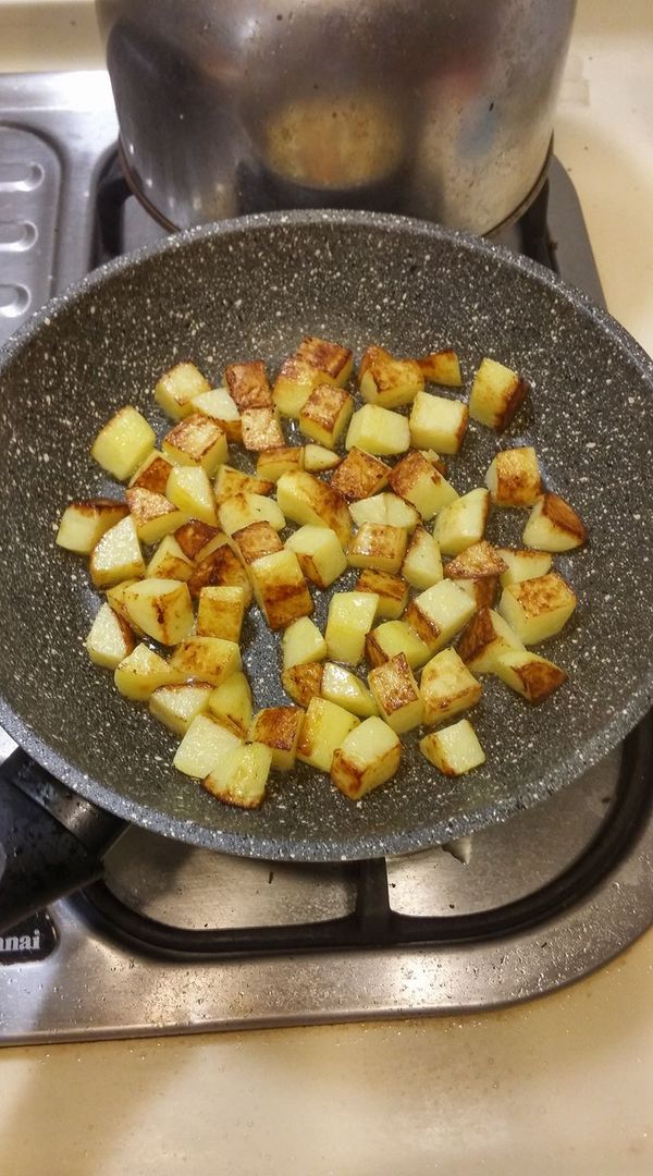 馬鈴薯切小丁煎成金黃色,熟透後撈起備用