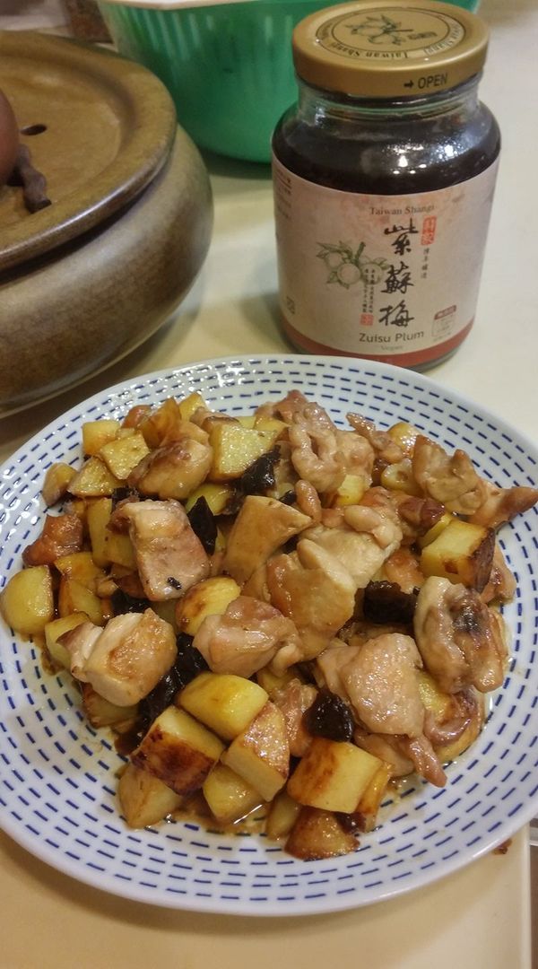 將馬鈴薯丁加回鍋中與雞腿肉拌炒(若煎完雞腿肉鍋中的油太多,可將油倒掉),再加入4顆去籽紫蘇梅肉與2大匙梅汁,以糖,鹽調味即可