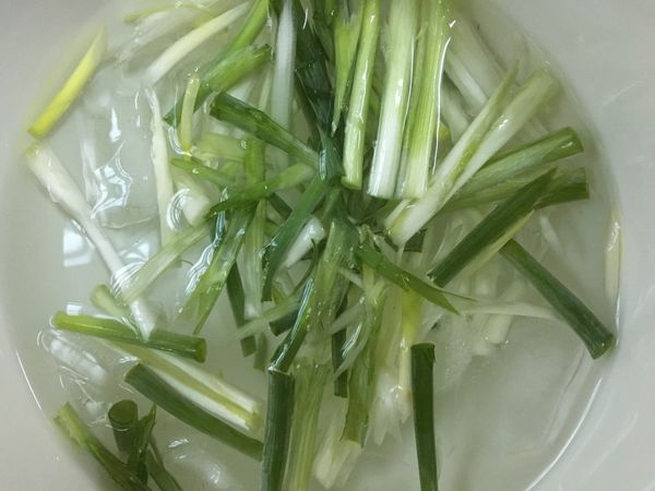 青蔥切絲泡水，可以去辛辣味，亦有助於青蔥捲曲。
