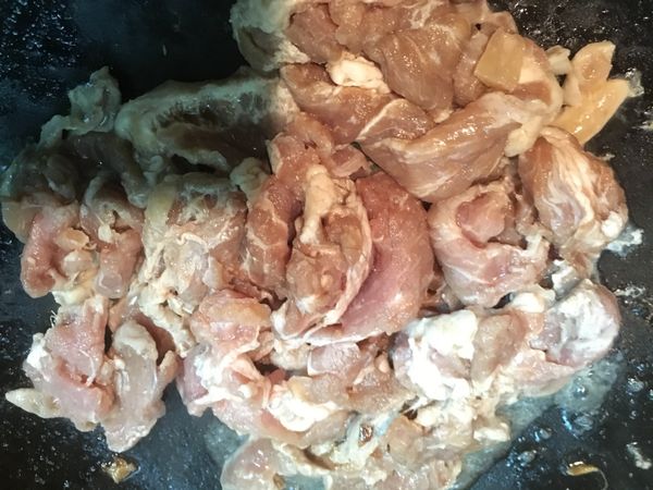 肉先加入醃肉材料內醃製好。
正常版的京醬肉絲要裹太白粉後油炸，但這樣熱量會飆升所以我就省去過油的步驟。