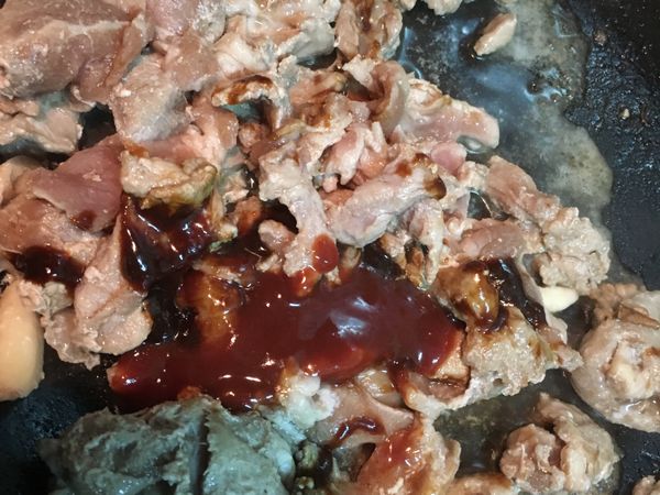下鍋炒熟肉絲，之後加入甜麵醬、番茄醬調味。