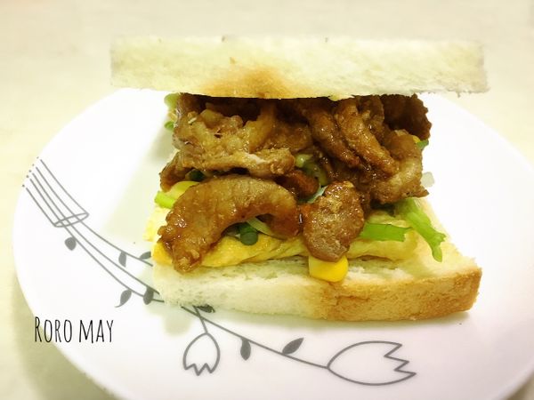 夾入青蔥絲、蛋、炒好的肉絲即可。