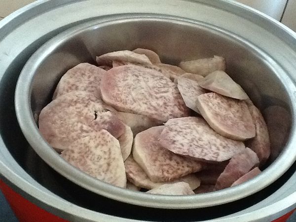 1.2.芋頭放入電鍋內鍋，外鍋加1杯的水，按下電源。