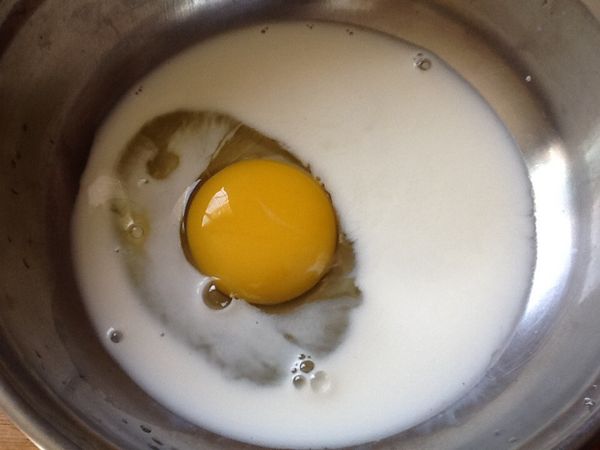 2.麵糊製做:
2.1.加入雞蛋、鮮奶，先打散。