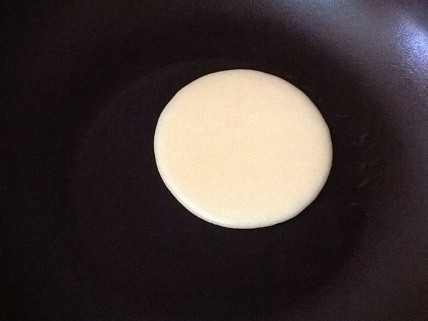 3.平底鍋用紙巾擦一層薄油，開小火熱鍋後，用大湯匙每個舀一湯匙下鍋
  (使其自然由上往下滴入鍋中，不要搖動鍋具，這樣就可煎出漂亮的圓)。