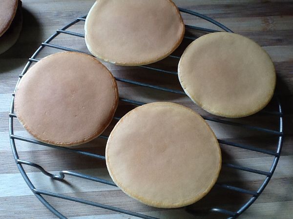 5.起鍋放在腳架上待涼，逐一完成每一片。（此份量可做直徑約8cm 10片=5組）