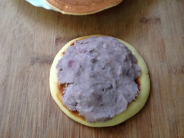 6.取一片銅鑼燒(氣泡面)放上適量(約30g)芋泥餡，在蓋上另一片銅鑼燒，將邊緣
  輕捏合即可。