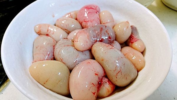 雞佛洗淨瀝乾。